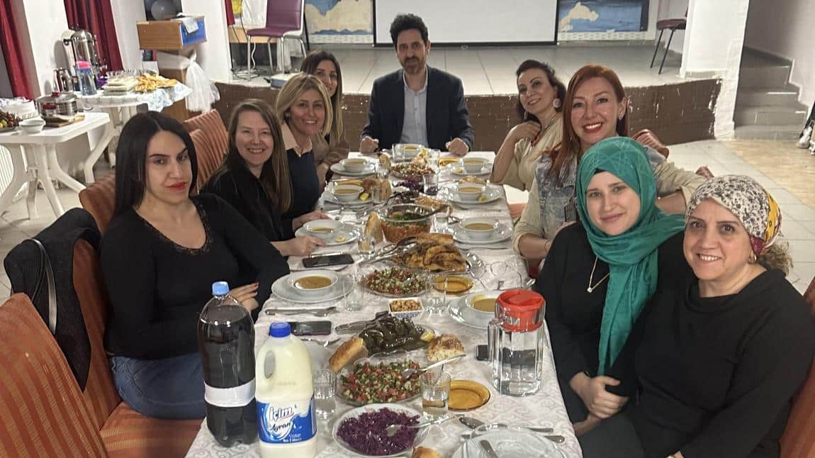 Ramazan ayında okulumuz öğretmenleriyle iftar yemeği düzenledik.